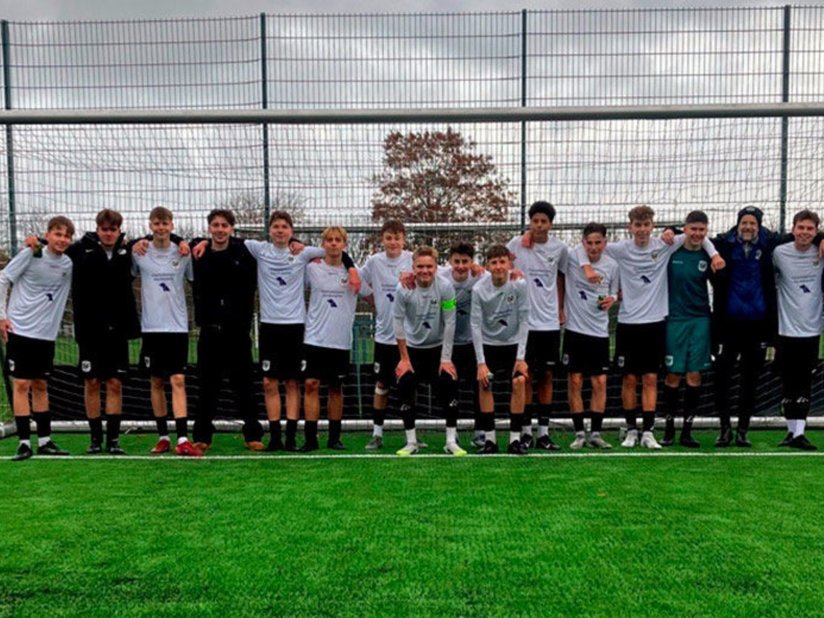 LSF U17 stormer til tops