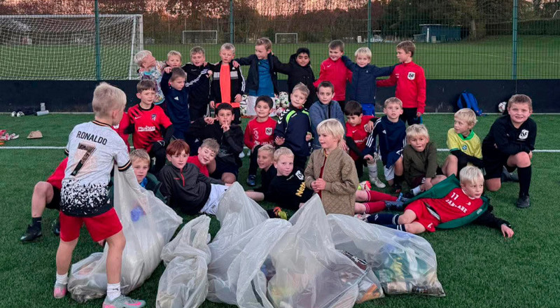 U8 drenge rydder op