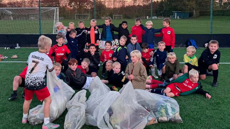 U8 drenge rydder op
