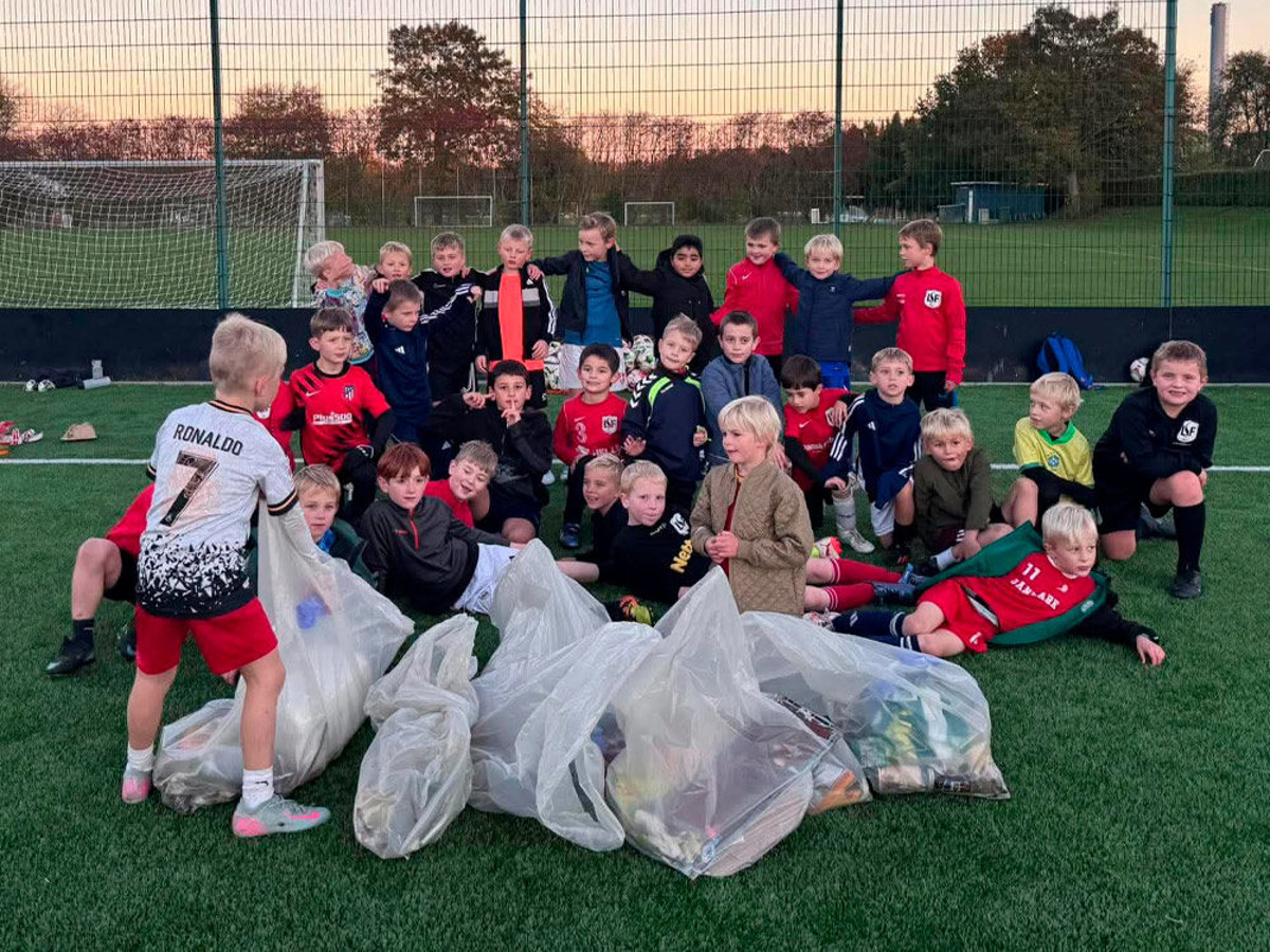 U8 drenge rydder op